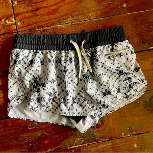 Vuori Clementine 2.0 shorts. Size small.